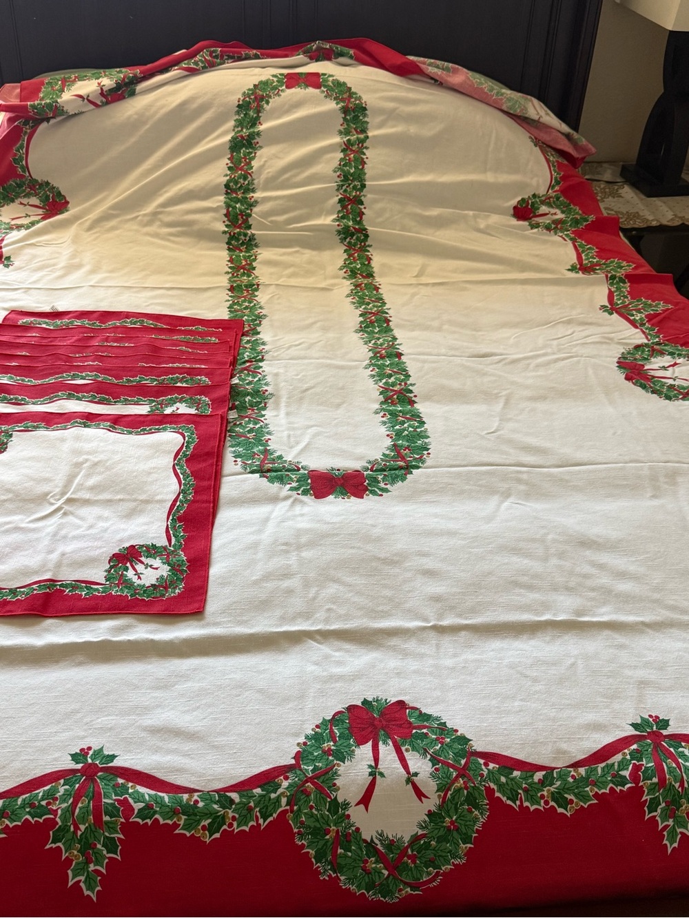 Holiday Wreath Printed Tablecloth and Napkin Set (8) - Red & Green